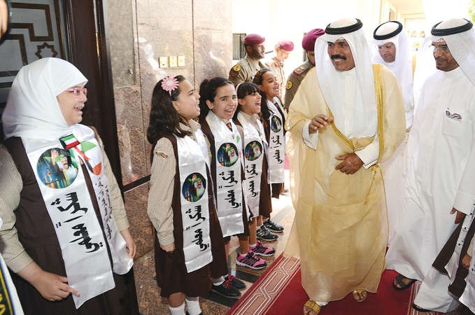 سمو ولي العهد الشيخ نواف الاحمد يحيي الحضور لدى وصوله 