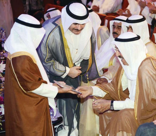 صاحب السمو الامير خلال تدشين شعار جمعية المعلمين 