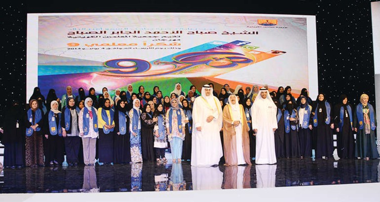 صاحب السمو الامير والعبيدي والعتيبي مع بعض المعلمات 