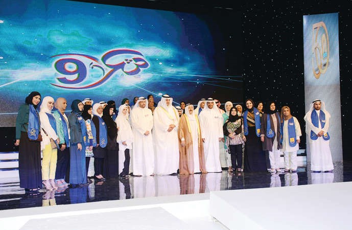صاحب السمو الامير مع بعض المكرمين 