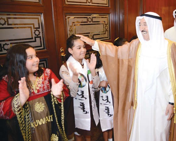 صاحب السمو الامير الشيخ صباح الاحمد مصافحا الزهرات 