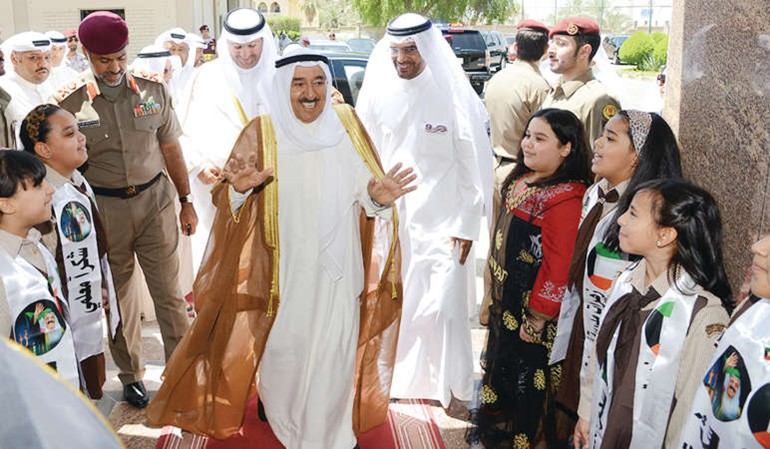  صاحب السمو الامير الشيخ صباح الاحمد يحيي الحضور لدى وصوله 