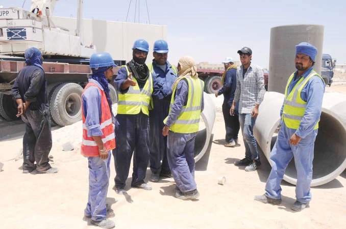 العمال داخل الموقع