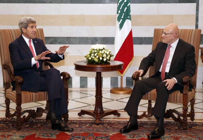 رئيس الحكومة اللبنانية تمام سلام مستقبلا وزير الخارجية الاميركي جون كيري افپ