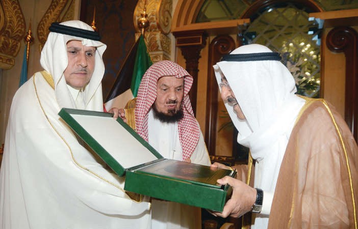 صاحب السمو الامير يتسلم مصحفا شريفا من د عبدالله بن منيع﻿