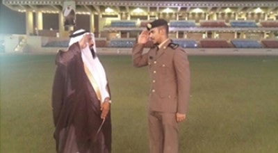 صور مؤثرة.. شاهد ماذا فعل ضابط سعودي مع والده