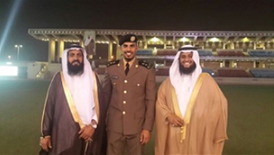 صور مؤثرة.. شاهد ماذا فعل ضابط سعودي مع والده