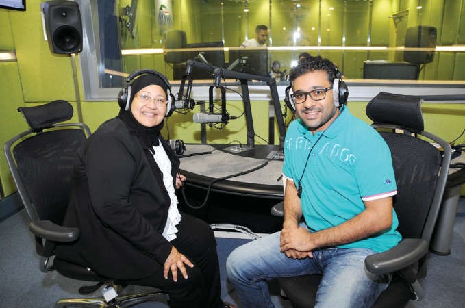 مايك مبلتع خلال استضافته للفنانة القديرة انتصار الشراح﻿