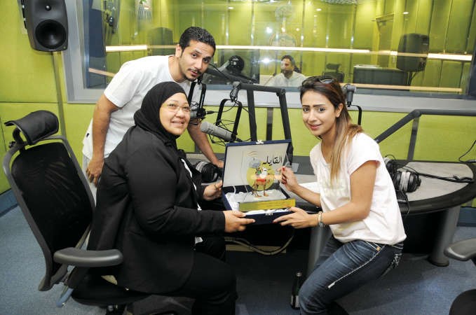 المعدة فاطمة القلاف تسلم درع قايلة الوفاء للفنانة انتصار الشراح بحضور زميلها نايف النعمة﻿