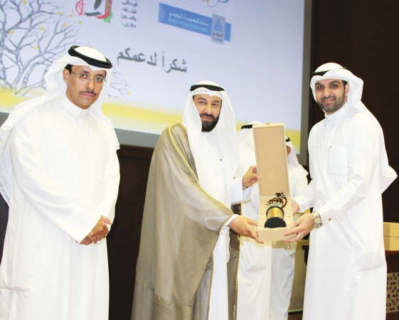  د علي العمير يسلم عبدالرؤوف الوزان درعا تكريمية لشركة وربة للتامين