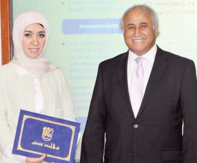 د عبداللطيف البدر والطالبة فاطمة بن رجب