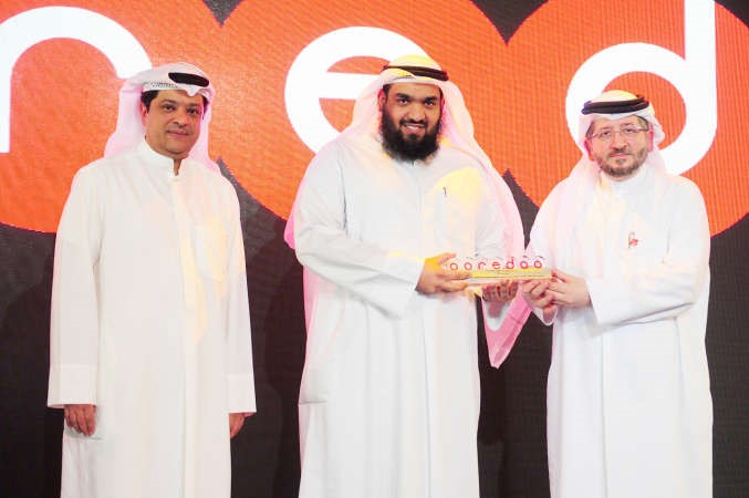 عبدالعزيز فخرو مكرما احد الموزعين المعتمدين ﻿