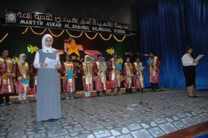 طالبة تقدم احدى الفقرات﻿