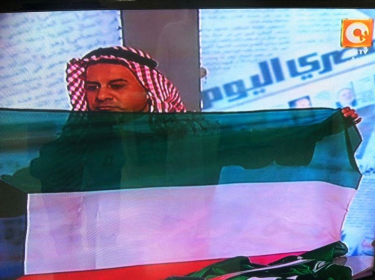 بالصور..مذيع مصري يرتدي الزي الخليجي ويرفع علم الكويت في برنامجه على الهواء مباشرة