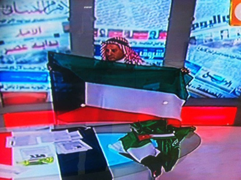 بالصور..مذيع مصري يرتدي الزي الخليجي ويرفع علم الكويت في برنامجه على الهواء مباشرة