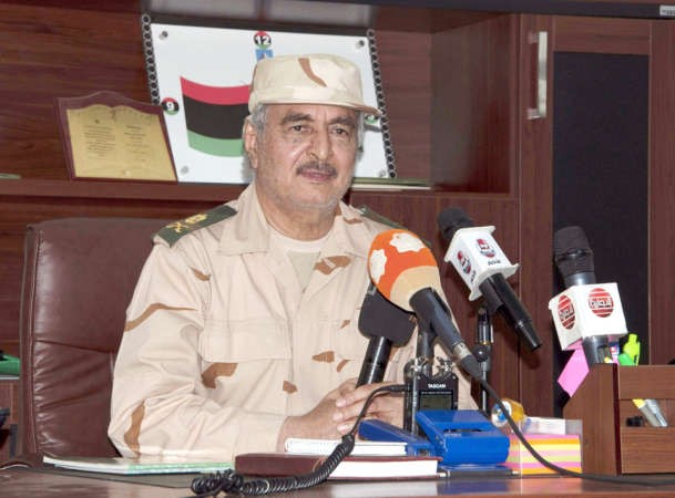  اللواء خليفة حفتر متحدثا في مؤتمر صحافي عقب نجاته من محاولة اغتيالببنغازي امس الاول رويترز 