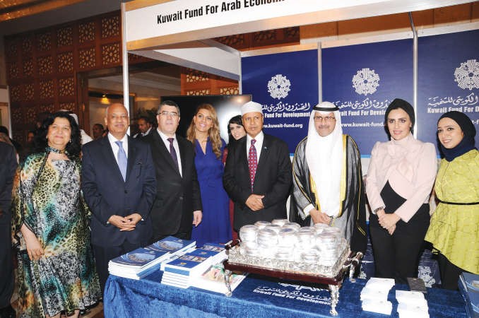 جانب من الجولة في جناح الصندوق الكويتي للتنمية الاقتصادية 
