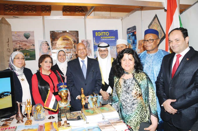 المنصور في الجناح المصري مع السفير عبدالكريم سليمان
