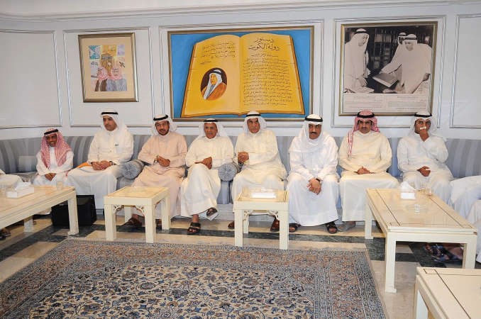 احمد السعدون ومسلم البراك ومحمد الخليفة وخالد الطاحوس وعلي الدقباسي خلال اجتماعهم في ديوان السعدون بعد ظهر امس اسامة ابوعطية