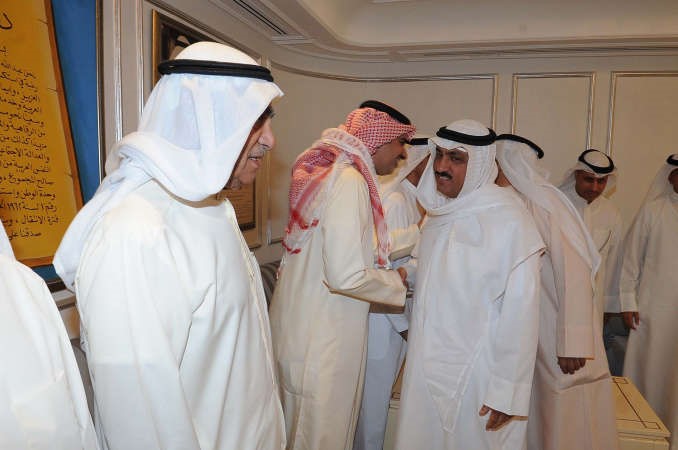 مسلم البراك يصافح خالد الطاحوس بحضور السعدون