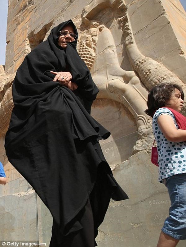 سيدة ايرانية وسائحة باحد المواقع الاثرية