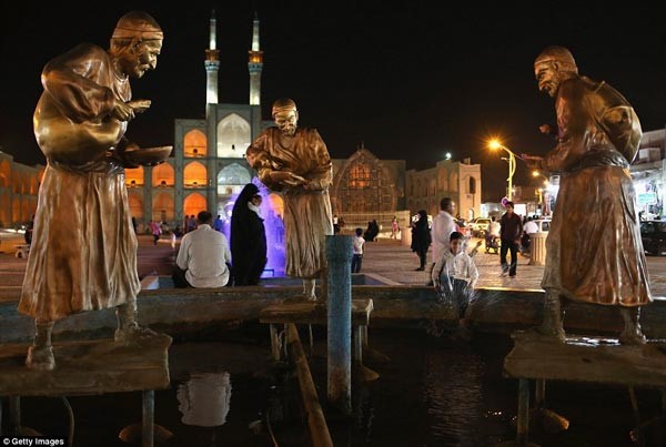 طفل يلهو في مياه نافورة عامة امام حسينية ال الامير بمدينة يازد