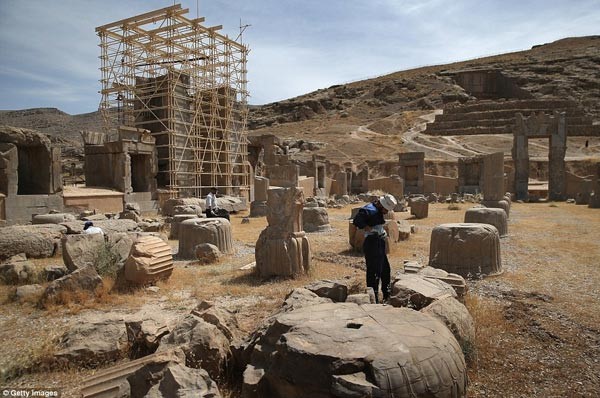 عمال في احد المواقع الاثرية