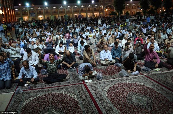 مصلون امام ضريح شاه جراغ بمدينة شيراز