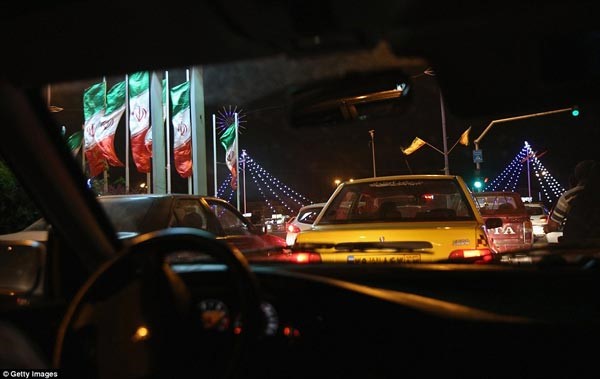 زحام مروري بشوارع مدينة اصفهان، اكبر مناطق الجذب السياحي بايران، لمبانيها الاسلامية وحدائقها الخلابة