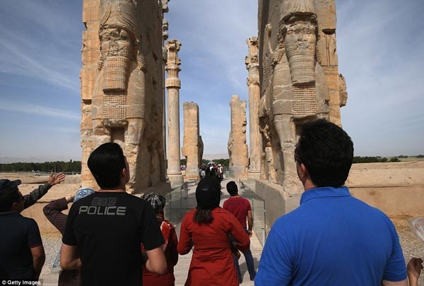 سياح يتجولون في موقع اثري يعود للقرن السادس قبل الميلاد، لامبراطورية الفرس، اعظم امبراطورية عرفها العالم انذاك والتي انتهت على يد الاسكندر الاكبر