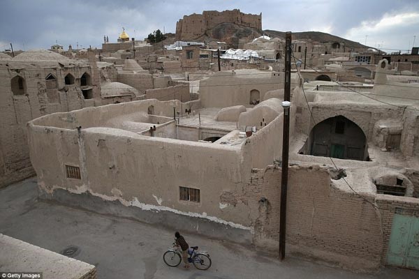 شوارع المدينة القديمة نارين، بوسط ايران، والمعروفة بمنازلها المصنوعة من الطوب اللبن