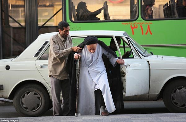 شخص يساعد رجل دين لدخول المسجد في يازد