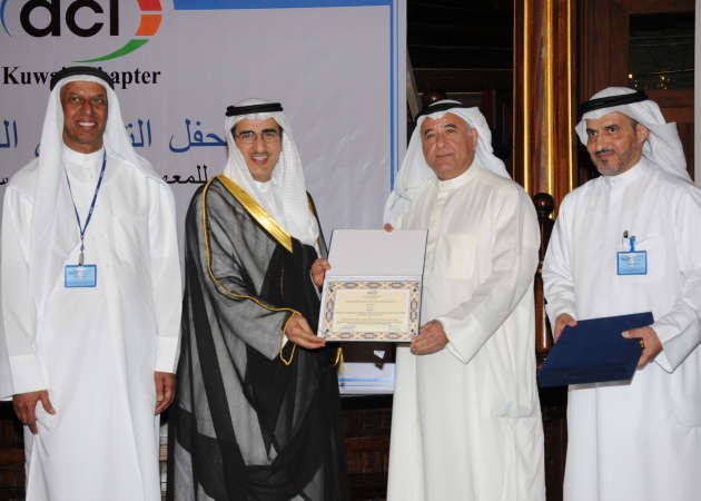 مؤيد الصالح يتسلم من عبدالعزيز الابراهيم جائزتي الشركة بحضور العتيبي والسلمان﻿