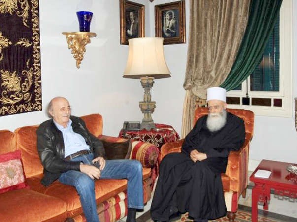 رئيس الحزب التقدمي الاشتراكي النائب وليد جنبلاط مستقبلا شيخ عقل طائفة الموحدين الدروز نعيم حسن في دارته في كليمنصو محمود الطويل