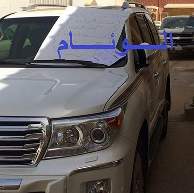 صورة: سعودية تهدي ابنها الأربعيني "لاندكروزر" لـحصوله على الشهادة المتوسطة