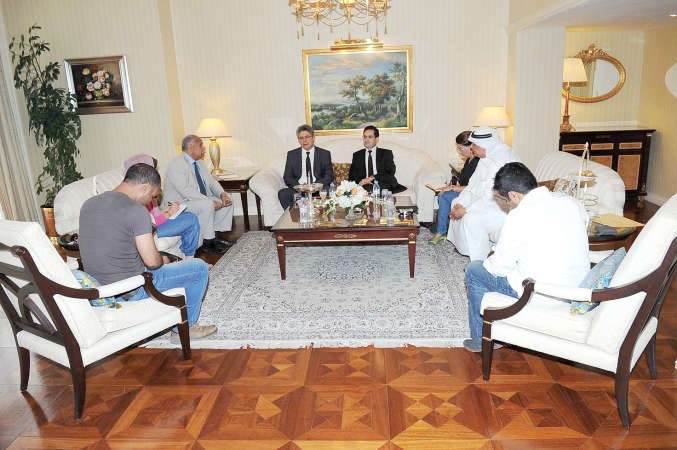 الوزير عدنان منصر خلال لقائه مع عدد من محرري الصحف المحلية اسامة ابو عطية