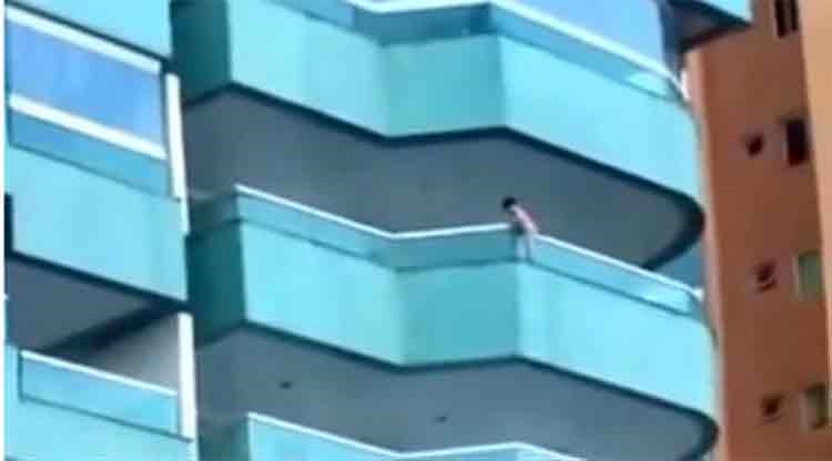 بالفيديو.. إنقاذ طفل برازيلي قبل سقوطه من الطابق الخامس بينما كانت أمه نائمة
