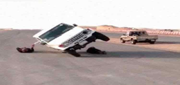بالفيديو.. سعوديون يخاطرون بحياتهم "من أجل المرح" بسيارة رباعية الدفع