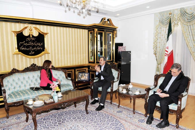 السفير الايراني علي رضا عنايتي متحدثا للزميلة بيان عاكوم 	قاسم باشا﻿