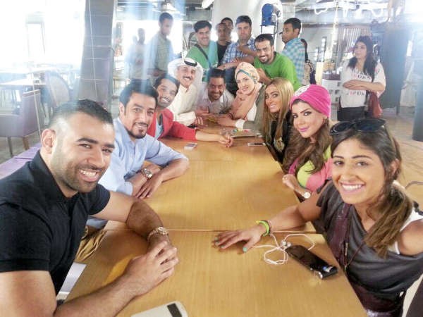 فريق عمل المسلسل في احد مواقع التصوير