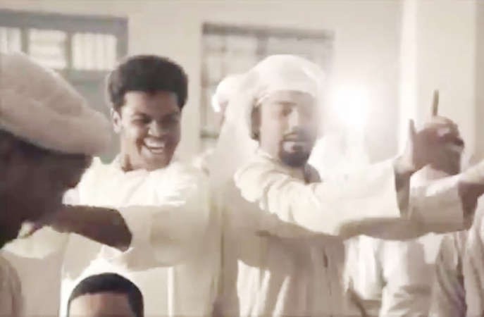 المخرج محمد الحملي في لحظة انسجام مع لحن الاغنية