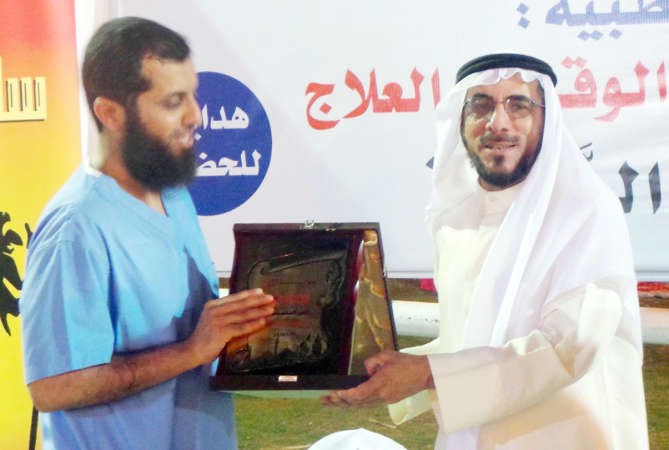 خالد الهندي يكرم برجس السلامة