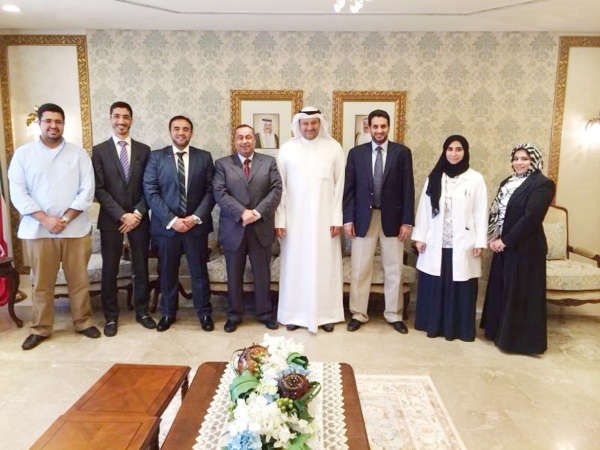 وزير الصحة دعلي العبيدي خلال استقباله وفد الجمعية الطبية