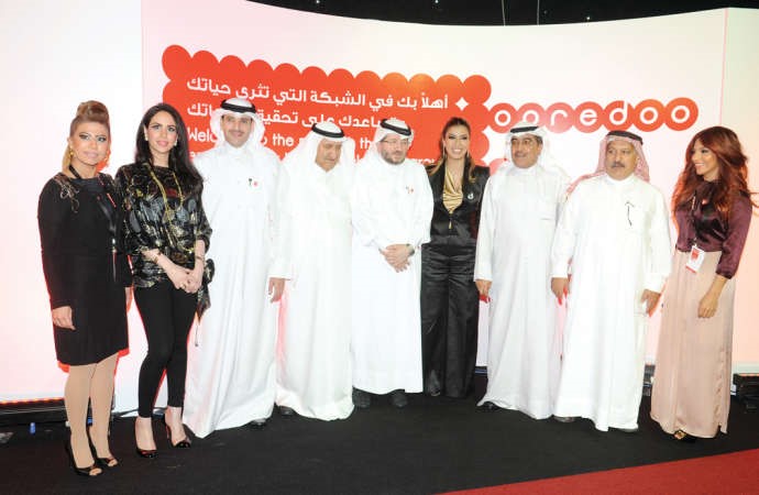 عبدالعزيز فخرو متوسطا الزميل عدنان الراشد وريهام العيار وفهد السعيد ويوسف السميط وصالح الحوطي وفاطمة دشتي وراوية العتيقي﻿