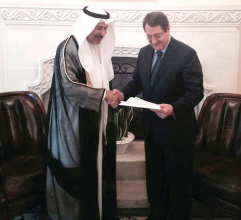 السفير احمد الوهيب يقدم تبرع الكويت الى الرئيس القبرصي 