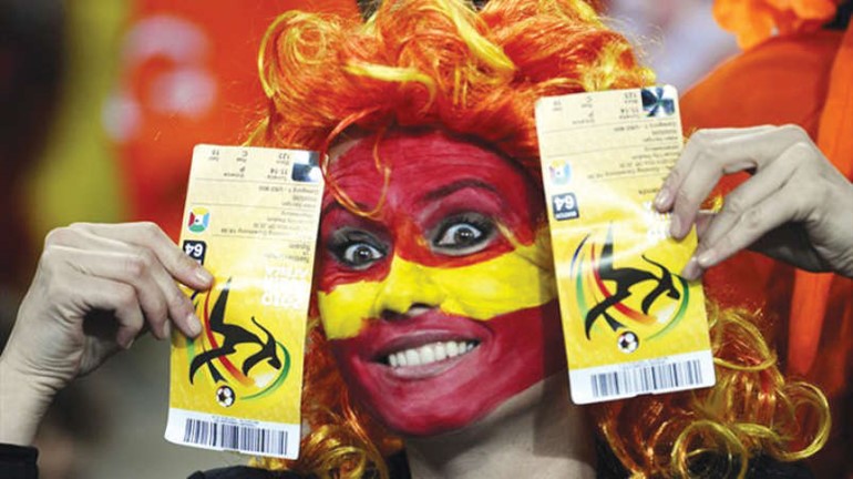 مشجعة حالفها الحظ وحصلت على تذاكر لحضور كاس العالم 2014﻿