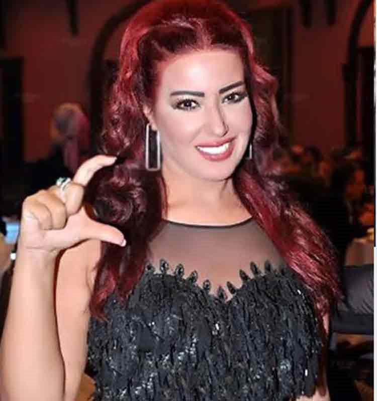 بالصور.. سمية الخشاب بشعر أحمر وفستان أسود يبرز رشاقتها 
