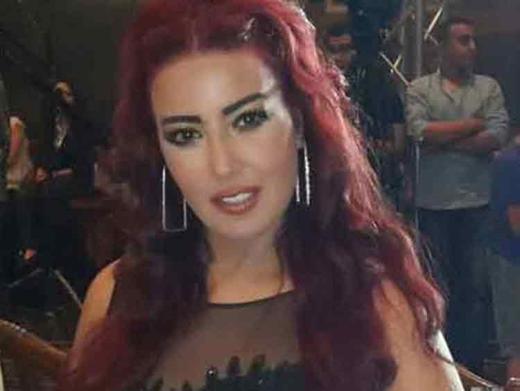 بالصور.. سمية الخشاب بشعر أحمر وفستان أسود يبرز رشاقتها 