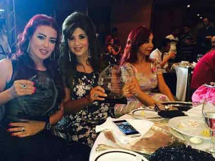 بالصور.. سمية الخشاب بشعر أحمر وفستان أسود يبرز رشاقتها 