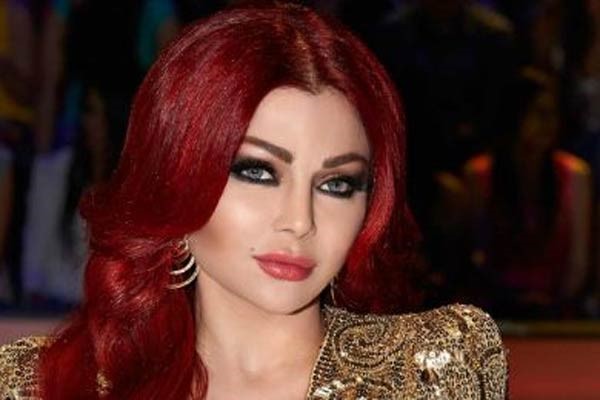صورة: هيفاء تعود إلى زمن السبعينات بنظارة طبية مثيرة